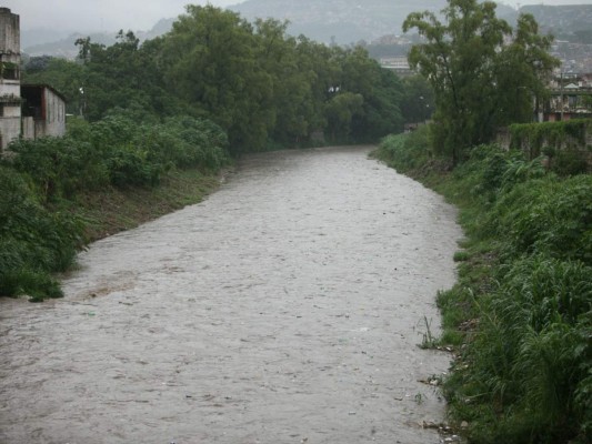 Lluvias generan daños menores en la capital