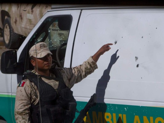 Un soldado señala un impacto de bala en una ambulancia fuera de la Presidencia Municipal en Villa Unión, estado de Coahuila, México. Foto: Agencia AFP.