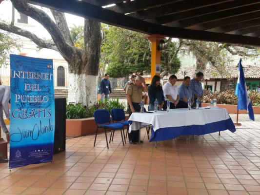 Habilitan WI-FI en el parque central de Valle de Ángeles