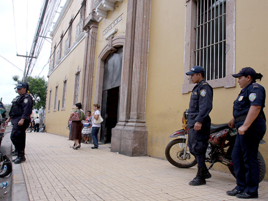 Enfermeras reducen pretensiones salariales, pero mantienen paro en centros hospitalarios
