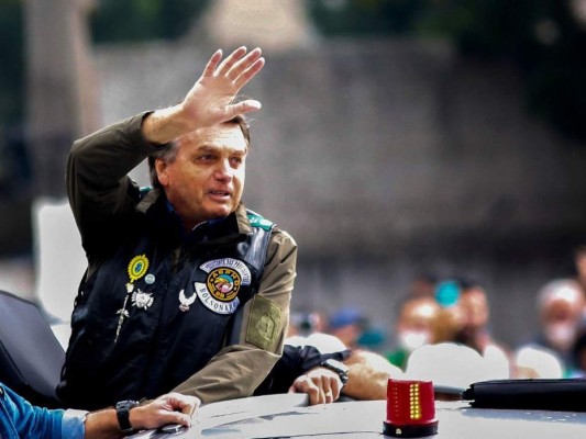 Miles de motocicletas participaron el sábado en el acto 'Aceleremos por Cristo' en Sao Paulo. El presidente de extrema derecha encabezó la marcha con un casco abierto y sin mascarilla, incumpliendo las normas estatales. Foto: AFP