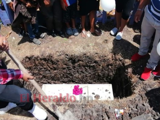 Consternación y llanto en sepelio de niña supuestamente envenenada