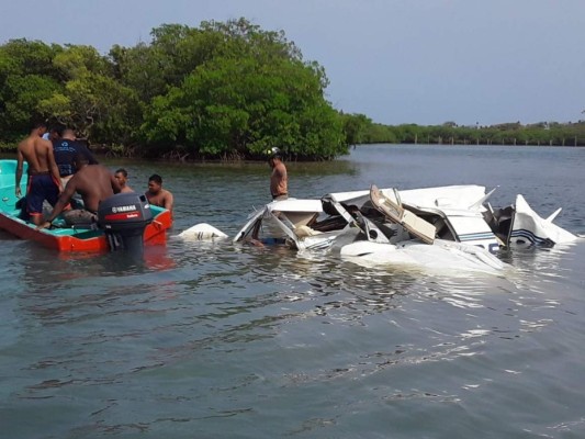 Las imágenes de la avioneta que se estrelló en Roatán y dejó cinco muertos