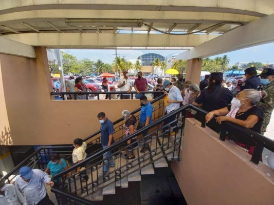 De pie y bajo el sol: así fue la jornada de vacunación de adultos mayores en El Salvador