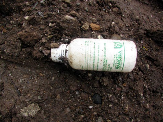 Con retroexcavadora entierran medicamentos en El Paraíso