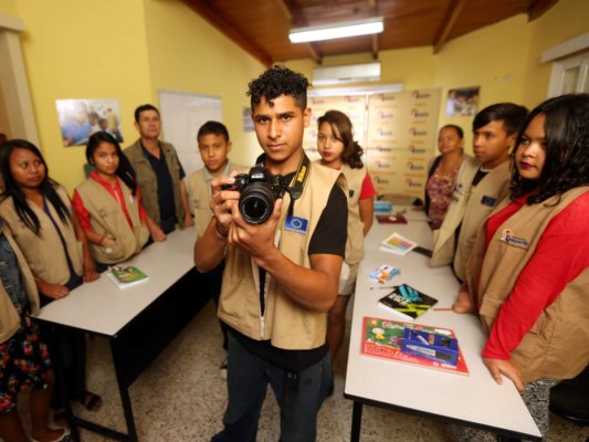 El pequeño reportero que honra a la colonia Villa Nueva de Tegucigalpa
