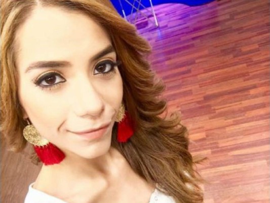 Presentadora de Canal 11 Jennifer Funes desata la polémica con radical cambio