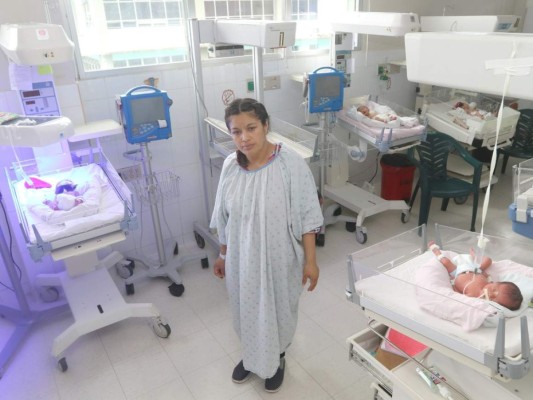 Madre de trillizos prematuros requiere ayuda para salvarlos