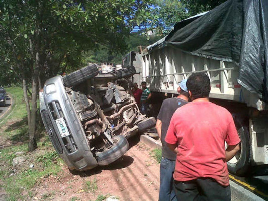 Madre e hija resultan heridas en accidente