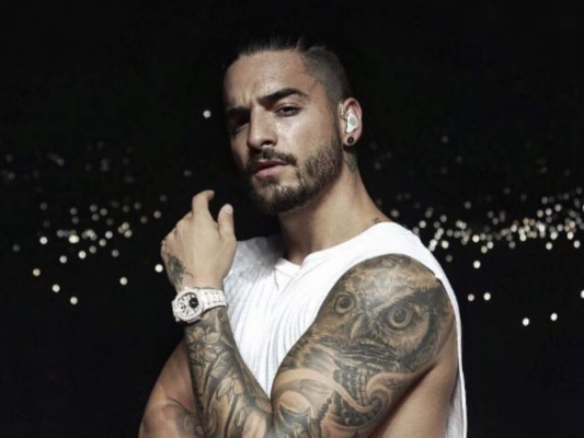 Maluma responde a burlas que originó su foto leyendo al francés Albert Camus