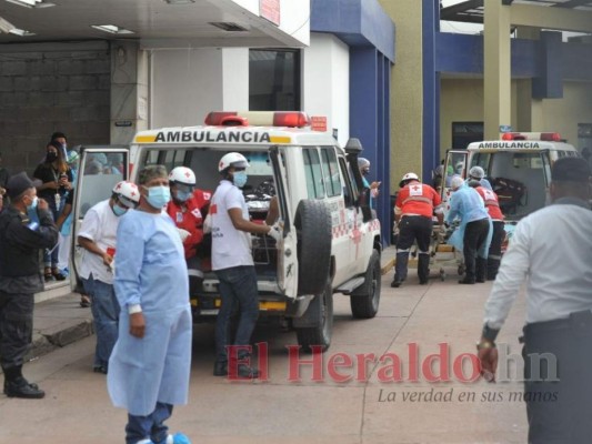 Angustia, llanto y empujones: el drama de familiares de reclusos heridos en La Tolva