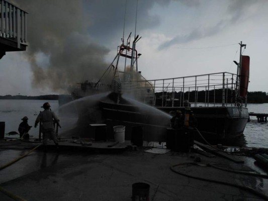 Imágenes del incendio de embarcación en Roatán que dejó dos muertos