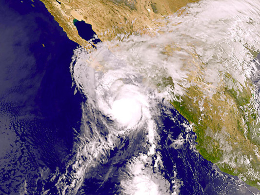 Huracán Paul se degrada en su trayectoria hacia el Pacífico mexicano