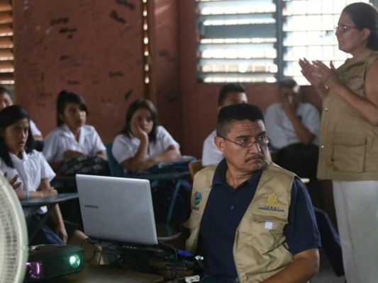 Charlas de Educación llegan al CEB San Miguel de Heredia