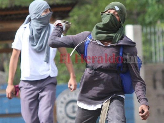 FOTOS: El enfrentamiento entre policías y estudiantes del Central en imágenes