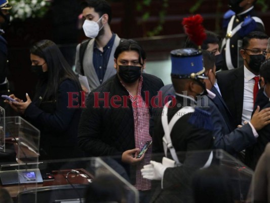 Caras nuevas y momentos de selfies, así se vivió víspera de primera legislatura en el hemiciclo (FOTOS)