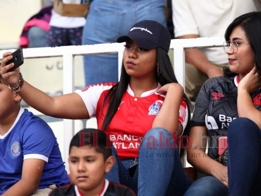 FOTOS: Las bellas aficionadas que llegaron a apoyar a Merengues y Monstruos