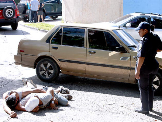 Infraganti capturan a dos presuntos ladrones en Tegucigalpa