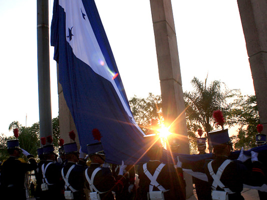 Fuerzas Armadas de Honduras izan Bandera Nacional