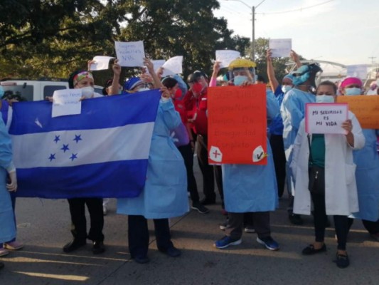 Desde el inicio de la pandemia más de 100 médicos y unos 40 enfermeros han perdido la vida a causa del covid, por lo que exigen insumos de bioseguridad certificados.