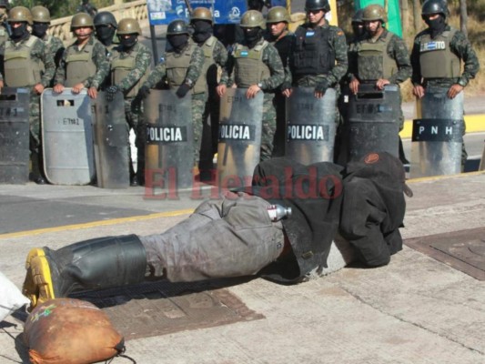 Así fue el desalojo de manifestantes de la Alianza de Oposición en el Barrio Morazán y puente La Isla