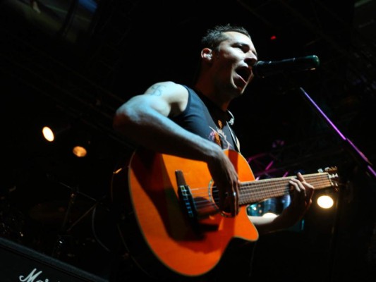 Polache y el Dúo Los Tres lanzan el tema rock de la temporada: 'Amores sinceros'