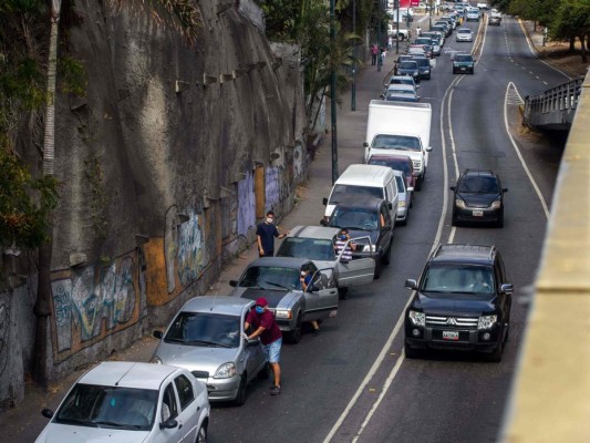 FOTOS: El suplicio de los venezolanos por agua y combustible en cuarentena