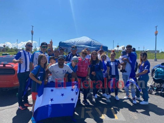 ¡Afición cinco estrellas! Hondureños pintan de azul y blanco el Empower Field de Denver