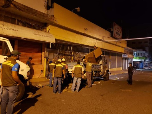 Alcaldía retira más de 150 anexos de puestos instalados sin permiso