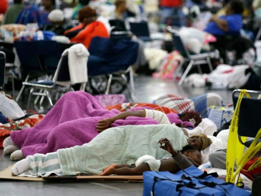 Abarrotados lucen los albergues de Texas tras el paso de Harvey