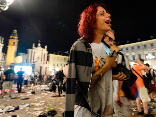 Estampida de aficionados de Juventus en la plaza San Carlo de Turín, Italia, deja 200 heridos tras una explosión