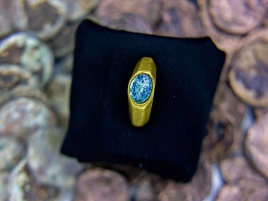 Hallan en el fondo del mar anillo de oro con imagen de Jesús del siglo III