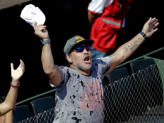 La policía va al hotel de Maradona tras una discusión con su pareja