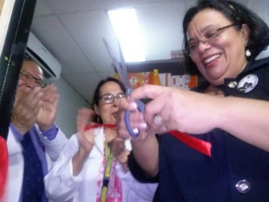 Julieta Castellanos inaugura farmacia en HE
