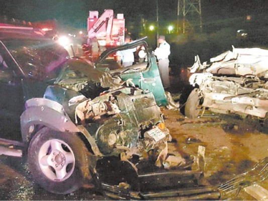 El Progreso: Una familia muere al accidentarse contra una rastra