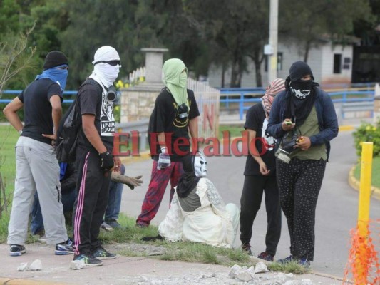 FOTOS: Violento enfrentamiento entre policías y supuestos universitarios