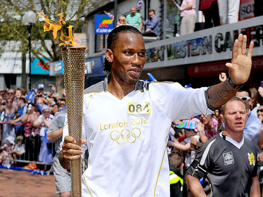 Drogba, ovacionado al hacer un relevo de la antorcha olímpica