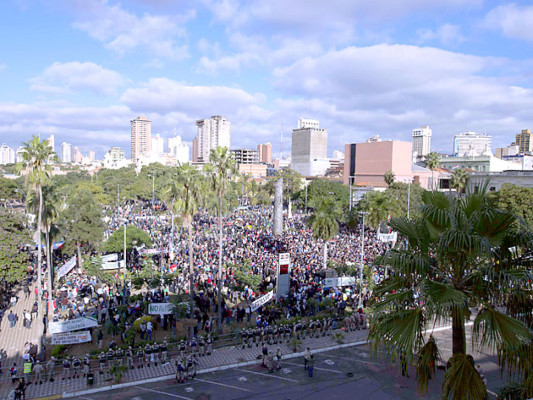 Fernando Lugo destituido por Senado por su 'mal desempeño”