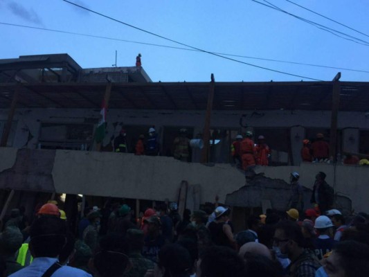 La angustiante búsqueda de niños bajo los escombros de su escuela en México