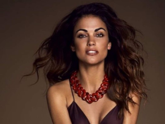 Lara Álvarez estalla ante críticas por foto en la que aparece junto a niño hondureño