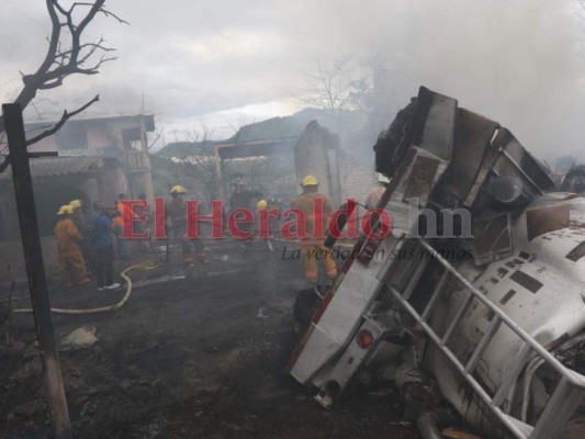 FOTOS: Destrucción en salida al sur tras accidente de rastra con combustible