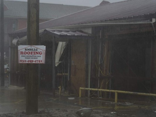 Bajo los escombros de Laura, pobladores de Luisiana esperan la embestida de Delta (Fotos)