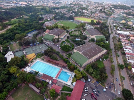 Tradicionales centros deportivos sirven de gimnasios comunitarios