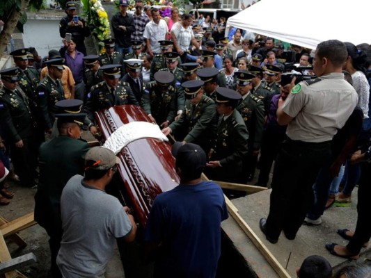 FOTOS: Desgarrador entierro del oficial de la FNAMP muerto en combate