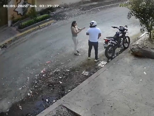 Video: Cámara registra el asalto de una mujer en la colonia San Carlos de San Pedro Sula