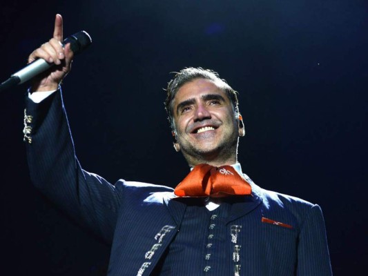 Alejandro Fernández causa polémica al publicar foto que hace referencia a Luis Miguel