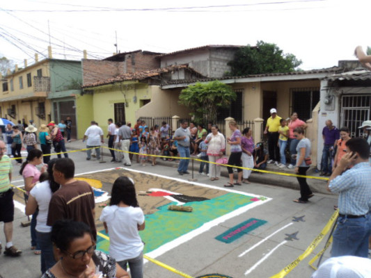 Comayagua vuelve a maravillar a propios y extraños con sus magníficas alfombras