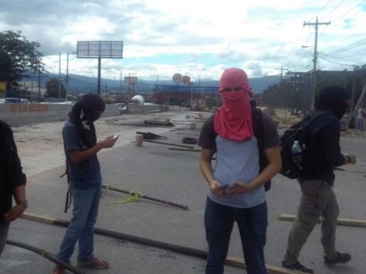 Estudiantes de la UNAH protestan por segundo día consecutivo contra la reelección de JOH