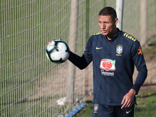 Richarlison listo para enfrentar a Argentina tras sufrir paperas
