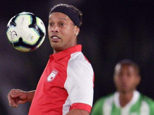 Ronaldinho se enferma en Bogotá y cancela evento con niños